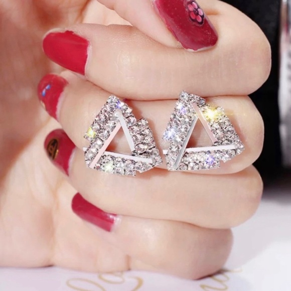 Jewelry - ✨Stunning Triangle Studs✨